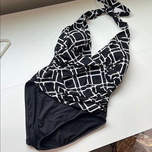 La Blanca Other - La Blanca One Piece Black and White Halter Swimsuit 4